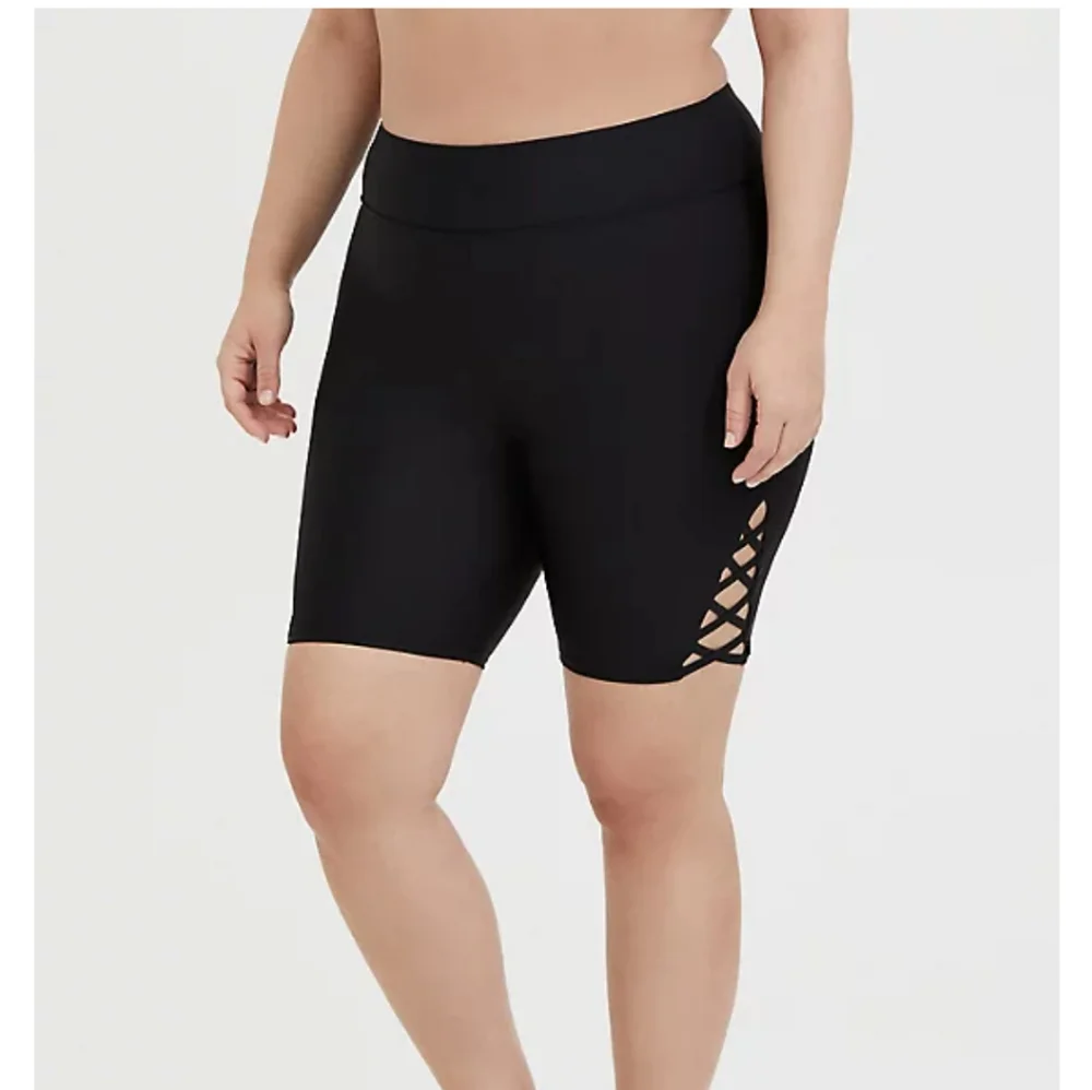 New lattice black strappy short